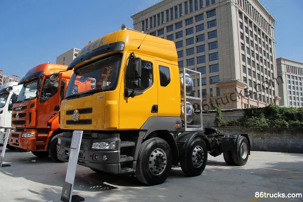 Dongfeng Liuqi Chenglong M5 Heavy Truck 375 hp 6X2(8 wheels) LNG Tractor Truck Exterior (3) | 86Trucks