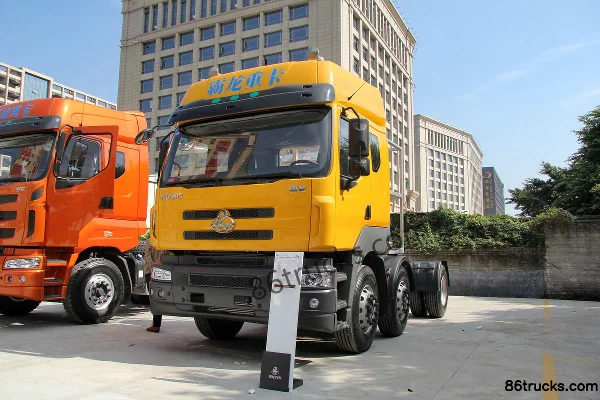 Dongfeng Liuqi Chenglong M5 Heavy Truck 375 hp 6X2(8 wheels) LNG Tractor Truck Exterior (2) | 86Trucks