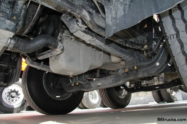Dongfeng Liuqi Chenglong M5 Heavy Truck 375 hp 6X2(8 wheels) LNG Tractor Truck Chassis (2) | 86Trucks