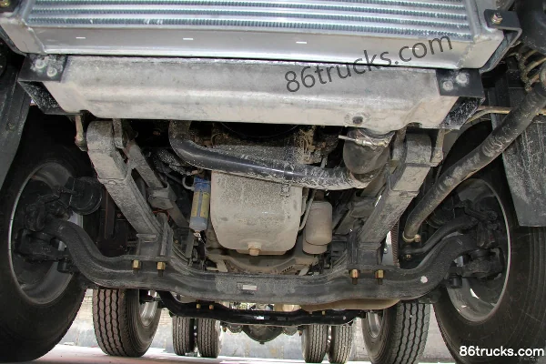 Dongfeng Liuqi Chenglong M5 Heavy Truck 375 hp 6X2(8 wheels) LNG Tractor Truck Chassis (1) | 86Trucks