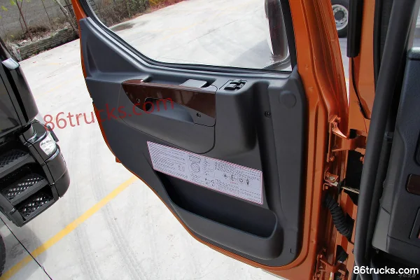 Dongfeng Liuqi Chenglong M5 Heavy Truck 385 hp 6X2(8 wheels) Tractor Truck Cab (2) | 86Trucks