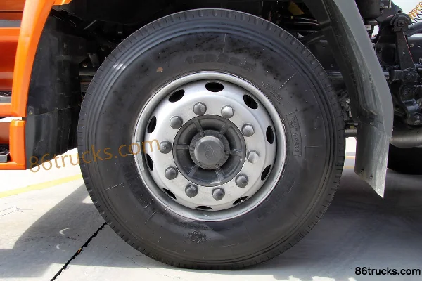 Dongfeng Liuqi Chenglong M5 Heavy Truck 385 hp 6X2(8 wheels) Tractor Truck Chassis (3) | 86Trucks