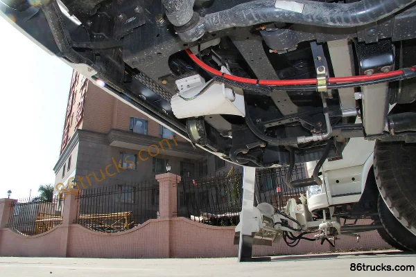 Dongfeng Liuqi Chenglong M3 210 hp 4X2(6 wheels) sanitation garbage truck (Zhonglian brand) Chassis (3) | 86Trucks