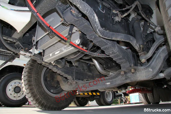 Dongfeng Liuqi Chenglong M3 210 hp 4X2(6 wheels) sanitation garbage truck (Zhonglian brand) Chassis (2) | 86Trucks