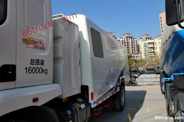 Dongfeng Liuqi Chenglong M3 210 hp 4X2(6 wheels) sanitation garbage truck (Zhonglian brand) Body (1) | 86Trucks