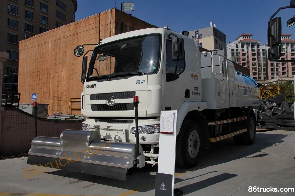 Dongfeng Liuqi Chenglong 210 hp 4X2(6 wheels) Cleaning Truck (Zhonglian Brand) Exterior (3) | 86Trucks