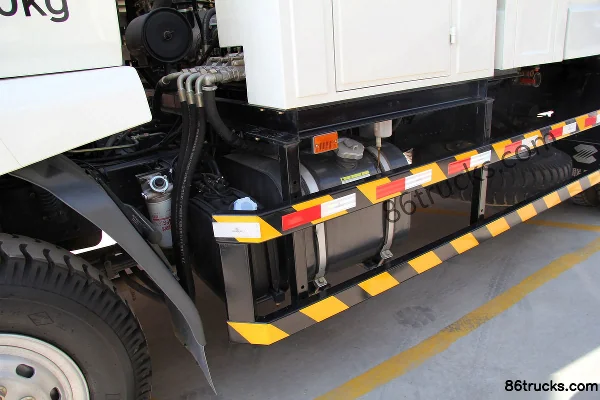 Dongfeng Liuqi Chenglong 210 hp 4X2(6 wheels) Cleaning Truck (Zhonglian Brand) Chassis (3) | 86Trucks