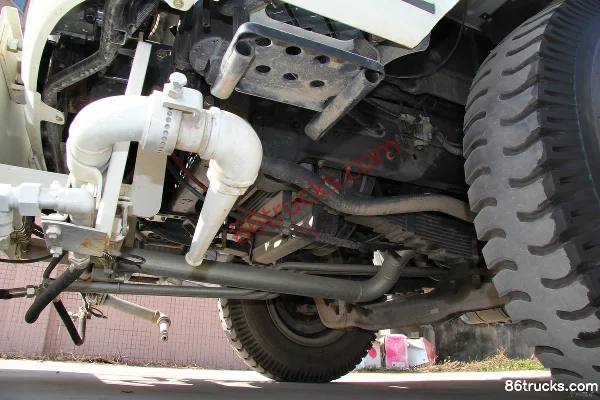 Dongfeng Liuqi Chenglong 210 hp 4X2(6 wheels) Cleaning Truck (Zhonglian Brand) Chassis (1) | 86Trucks
