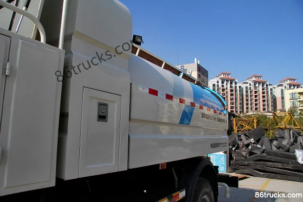 Dongfeng Liuqi Chenglong 210 hp 4X2(6 wheels) Cleaning Truck (Zhonglian Brand) Body (1) | 86Trucks