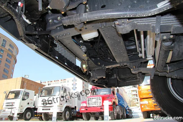 Dongfeng Liuqi Chenglong M3 220 hp 4X2(6 wheels) 5m Dump Truck Chassis (3) | 86Trucks