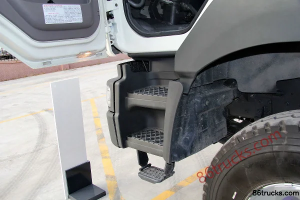 Dongfeng Liuqi Chenglong M5 310 hp 6X4(10 wheels) 5.6m Dump Truck Cab (2) | 86Trucks