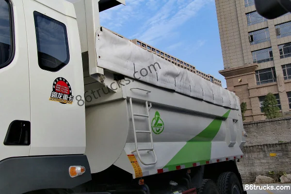 Dongfeng Liuqi Chenglong M5 310 hp 6X4(10 wheels) 5.6m Dump Truck Body (1) | 86Trucks