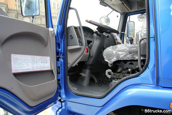 Dongfeng Liuqi Chenglong M3 Medium Truck 190 hp 4X2(6 wheels) 6.65m Van Cargo Truck Cab (3) | 86Trucks