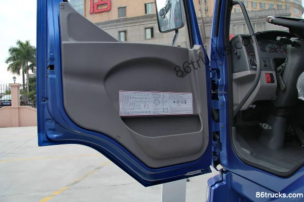 Dongfeng Liuqi Chenglong M3 Medium Truck 190 hp 4X2(6 wheels) 6.65m Van Cargo Truck Cab (1) | 86Trucks