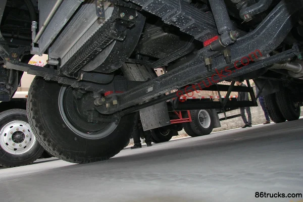Dongfeng Liuqi Chenglong M3 Medium Truck 190 hp 4X2(6 wheels) 6.65m Van Cargo Truck Chassis (3) | 86Trucks