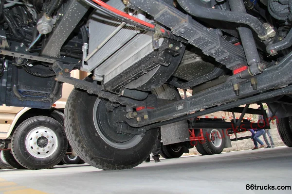 Dongfeng Liuqi Chenglong M3 Medium Truck 190 hp 4X2(6 wheels) 6.65m Van Cargo Truck Chassis (2) | 86Trucks