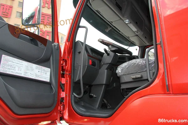 Dongfeng Liuqi Chenglong M5 camion lourd 350 ch 8X4(12 roues) 9,6 m porteur à ridelles semi-ouvert Cabine (3) | 86Trucks