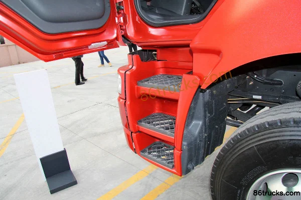 Dongfeng Liuqi Chenglong M5 Heavy Truck 320 hp 8X4(12 wheels) 9.6m Van Truck Cab (2) | 86Trucks