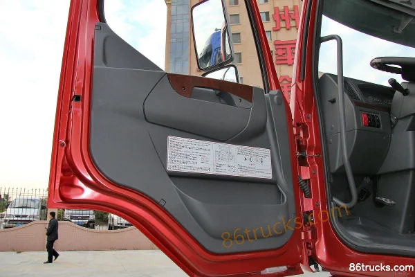 Dongfeng Liuqi Chenglong M5 Heavy Truck 320 hp 8X4(12 wheels) 9.6m Van Truck Cab (1) | 86Trucks