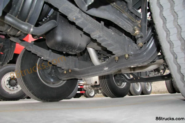 Dongfeng Liuqi Chenglong M5 Heavy Truck 320 hp 8X4(12 wheels) 9.6m Van Truck Chassis (2) | 86Trucks