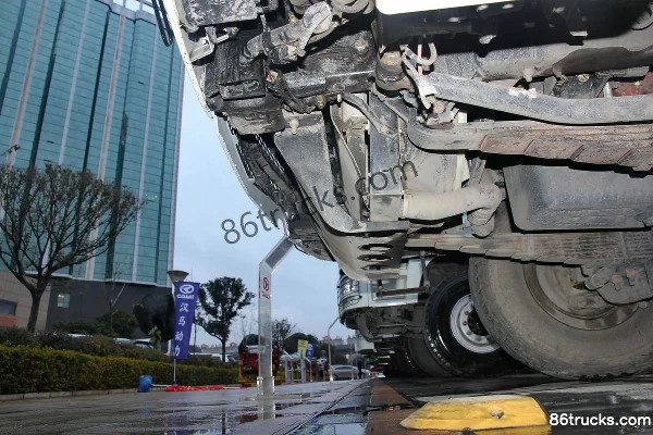 Hualing Hanma 290 hp 6X4(10 wheels) Truck Mounted Crane Chassis (3) | 86Trucks