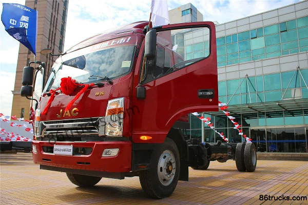 JAC Weisida W530 Medium Truck 160 hp 4X2(6 wheels) 6.75m Flatbed Cargo Truck (Chassis) Exterior (3) | 86Trucks