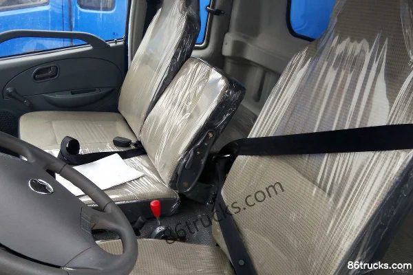 Sichuan Hyundai New Hongyun 140hp 4X2(6 wheels) 4m dump truck Cab (2) | 86Trucks