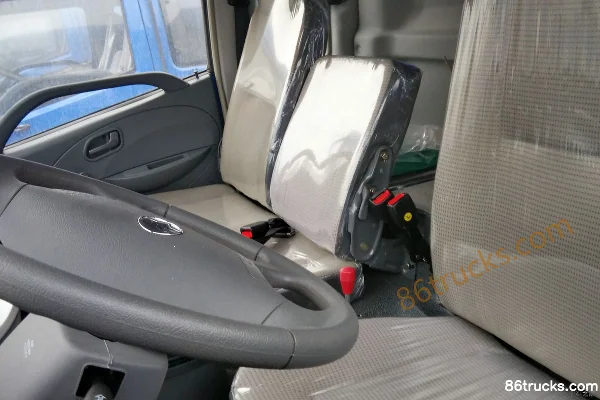 NanJun New Hongyun 140hp 4X2(6 wheels) 4.7m dump truck Cab (3) | 86Trucks