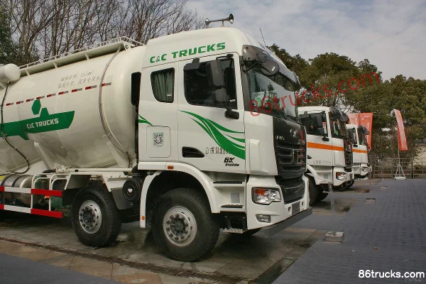 Union Truck U400 400hp 8X4(12 wheels) LNG Powder Material Tanker Truck Exterior