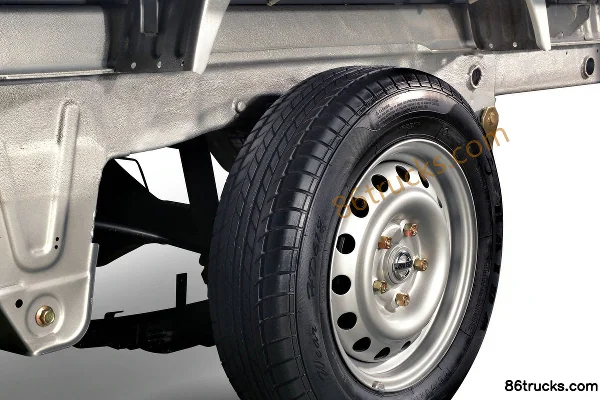 Jinbei T30 version confort 1,3 L 82 ch 4X2(6 roues) essence 3 m micro-camion à cabine simple (1) | 86Trucks
