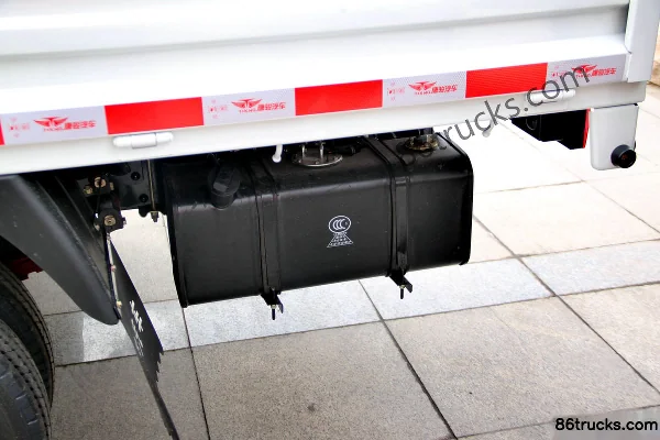 Tangjun Ouling Ouguan Flagship Edition 112 hp 4X2(6 wheels) Gasoline/CNG 3.2m Double Row Flatbed Light Truck Cab (2) | 86Trucks