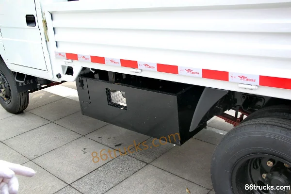 Tangjun Ouling Ouguan Flagship Edition 112 hp 4X2(6 wheels) Gasoline/CNG 3.2m Double Row Flatbed Light Truck Cab (1) | 86Trucks
