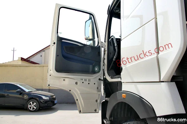 Sinotruk HOWO T7H Heavy Truck 440 hp 6X2(8 wheels) Dangerous Goods Tractor Truck (High Roof) (16-speed) Cab (1) | 86Trucks
