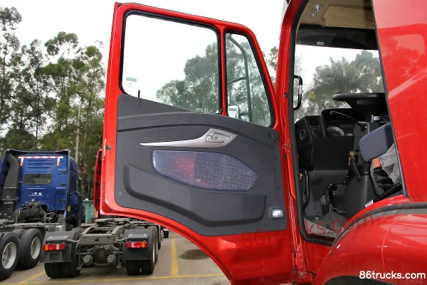 Sinotruk Hohan Heavy Truck 340 hp 4X2(6 wheels) Tractor Truck Cab (1) | 86Trucks