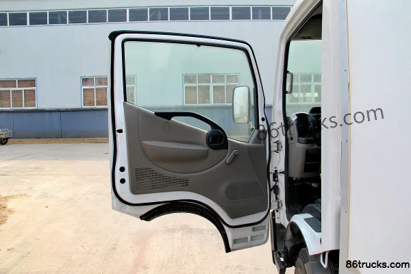 Zhengzhou Nissan Capstar 130 ch 4X2(6 roues) camion frigorifique 4 m Cabine (1) | 86Trucks