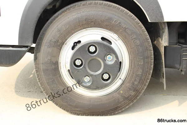 Zhengzhou Nissan Cabstar 130hp 4X2(6 wheels) 2.1m double-row flatbed light truck Chassis (1) | 86Trucks