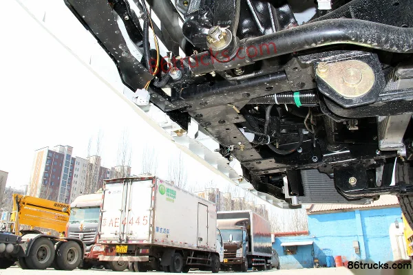Qingling Isuzu 100P 98 ch 4X2(6 roues) camion léger plateau ridelles 4,275 m monoplace Châssis (2) | 86Trucks