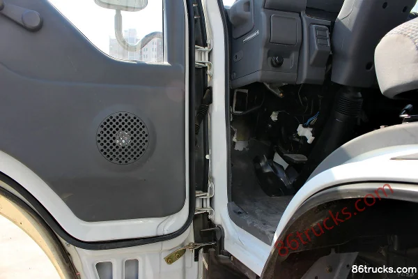 Qingling Isuzu 100P 98 hp 4X2(6 wheels) 4.25m Single Row Van Light Truck Cab (3) | 86Trucks