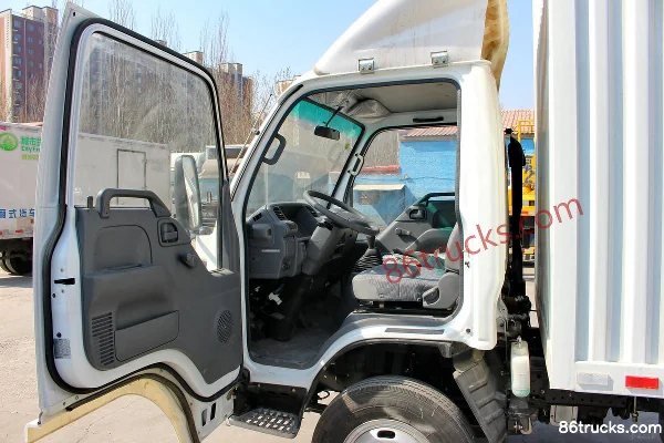 Qingling Isuzu 100P 98 hp 4X2(6 wheels) 4.25m Single Row Van Light Truck Cab (1) | 86Trucks