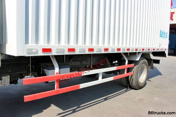 Qingling Isuzu 100P 98 hp 4X2(6 wheels) 4.25m Single Row Van Light Truck Body (2) | 86Trucks