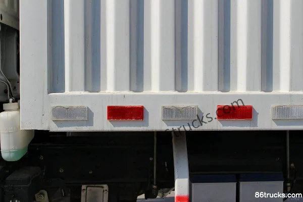 Qingling Isuzu 100P 98 hp 4X2(6 wheels) 4.25m Single Row Van Light Truck Body (1) | 86Trucks
