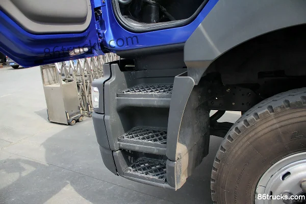 Dongfeng Liuqi Chenglong M5 Heavy Truck 280 hp 4X2(6 wheels) Tractor Truck Cab (3) | 86Trucks