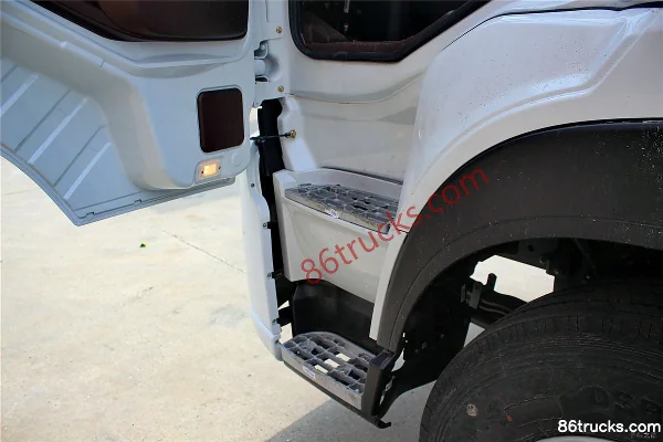 Sinotruk Steyr D7B heavy truck 2016 model 340 hp 4X2(6 wheels) tractor truck Cab (3) | 86Trucks