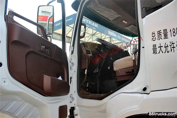 Sinotruk Steyr D7B heavy truck 2016 model 340 hp 4X2(6 wheels) tractor truck Cab (2) | 86Trucks