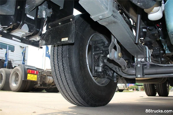 Sinotruk Steyr D7B heavy truck 2016 model 340 hp 4X2(6 wheels) tractor truck Chassis (3) | 86Trucks