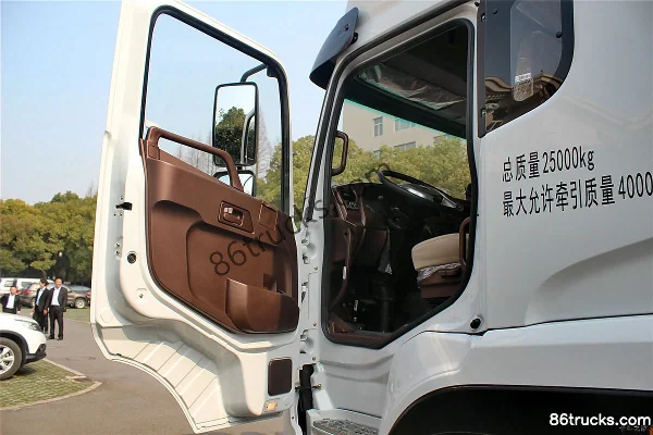 Sinotruk Steyr D7B Heavy Truck 340hp 6X4(10 wheels) LNG Hazardous Material Tractor Truck Cab (1) | 86Trucks