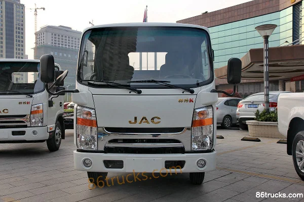 JAC Shuailing K340 Fashion Edition 152hp 4X2(6 wheels) 4.23m Single Row Flatbed Light Truck Exterior (2) | 86Trucks