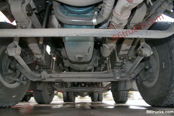 Sinotruk HOKA H7 380ch 8X4(12 roues) camion citerne pour matériaux en poudre (marque Huawai Chille) Châssis (2) | 86Trucks