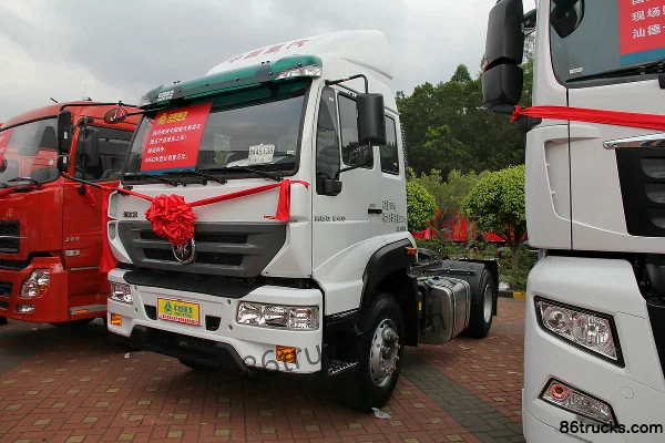Sinotruk Steyr M5G Heavy Truck 240 hp 4X2(6 wheels) Tractor Truck Exterior (2) | 86Trucks