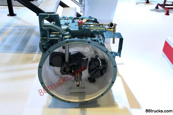 Sinotruk HW19709XST 9-Speed Manual Transmission Exterior (2) | 86Trucks